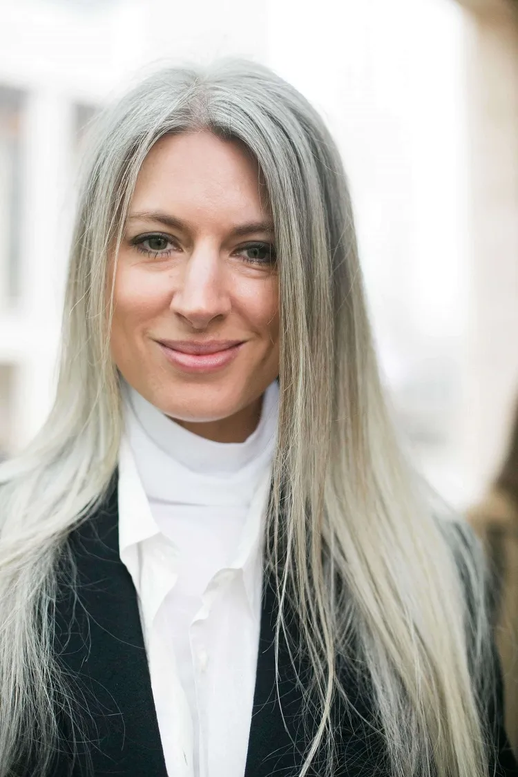 cheveux longs lisses blancs coiffure rentrée 2023 à éviter après 50 ans femme