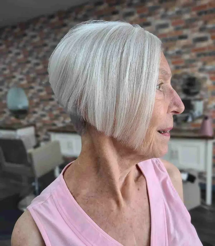 coiffure courte femme 60 ans plongeante carré court 2023