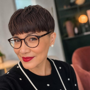 coiffure courte femme moderne automne 2023 boule avec lunettes
