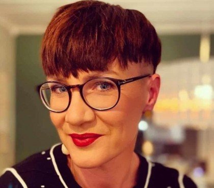 coiffure courte femme moderne automne 2023 boule avec lunettes