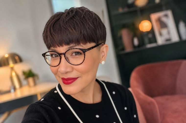 coiffure courte femme moderne automne 2023 boule avec lunettes