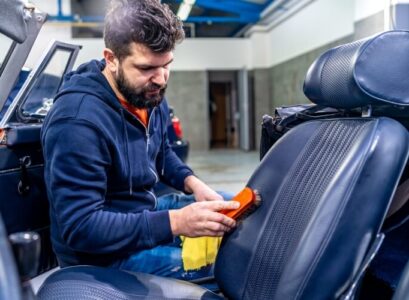 comment nettoyer siège intérieur voiture cuir frotter dentifrice délicatement essuyer chiffon humide