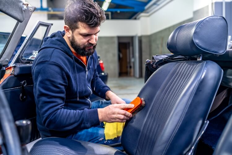 comment nettoyer siège intérieur voiture cuir frotter dentifrice délicatement essuyer chiffon humide