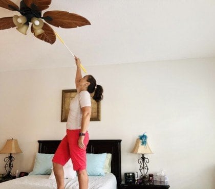 comment nettoyer un ventilateur de plafond utiliser escabeau poteau extensible prudent pales