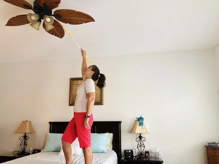 comment nettoyer un ventilateur de plafond utiliser escabeau poteau extensible prudent pales
