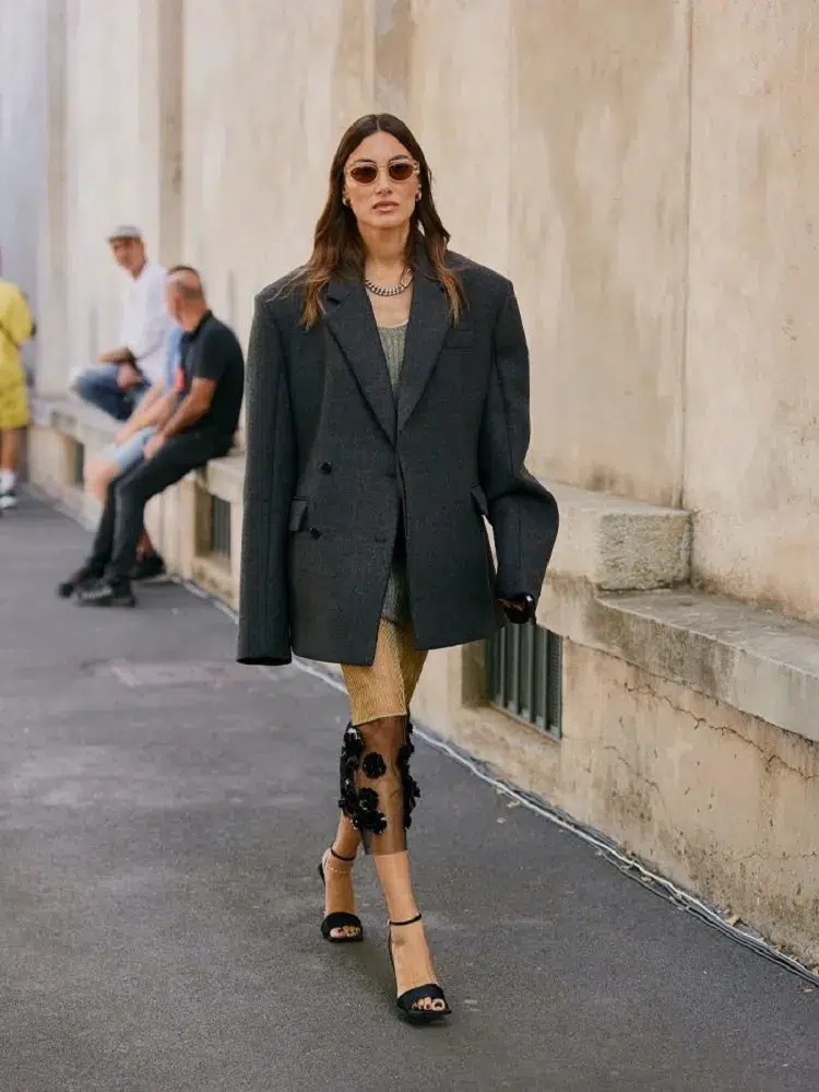 comment porter le blazer oversize noir femme comme une robe cet automne 2023