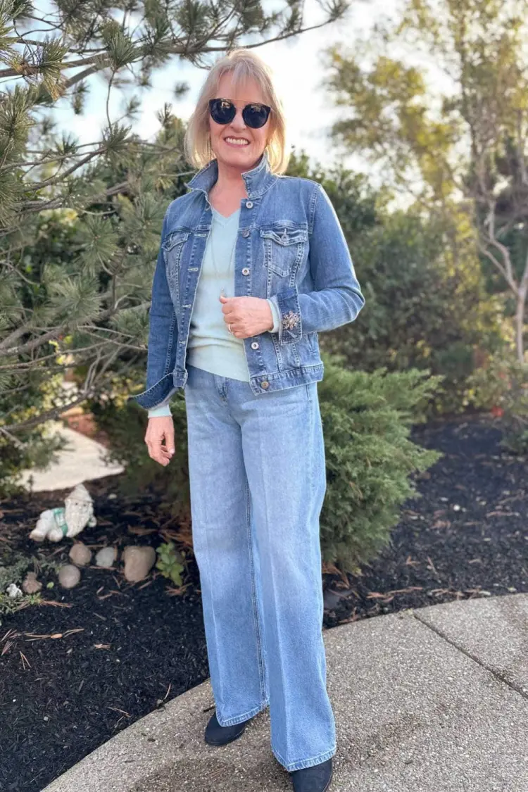 comment porter le jean à 60 ans femme look chic automne hiver 2023 2024