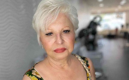 comment porter les cheveux blancs à 60 ans femme coupe courte automne 2023