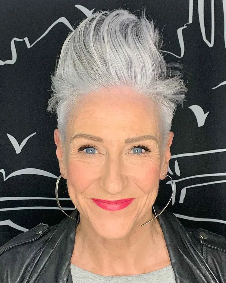 comment porter les cheveux blancs à 60 ans femme coupe pixie automne 2023