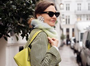 comment porter une écharpe à 60 ans femme stylée astuces mode idées tenue garde robe moderne