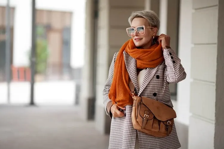 comment porter une écharpe à 60 ans sans faire mamie avec style idées looks femme 65 ans