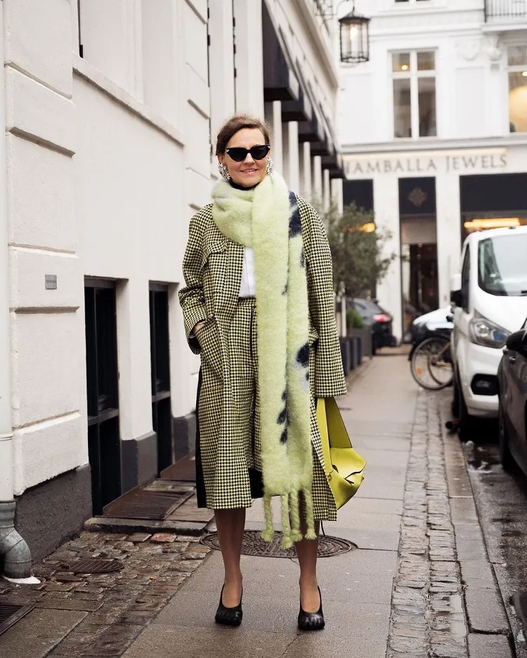 comment porter une écharpe longue laine à 50 60 ans femme