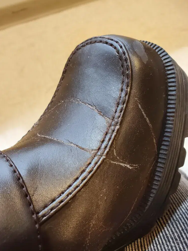Cirage pouvant rénover les cuirs abîmés des chaussures