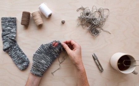 comment réparer un petit trou dans un vêtement endommager accidentellement trousse nécessaire équipement