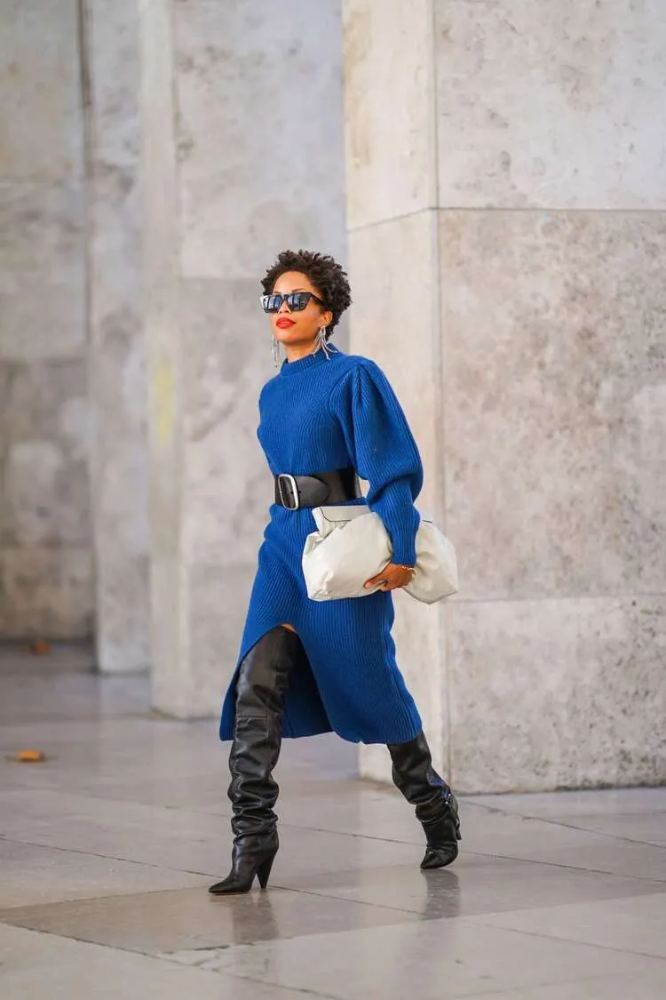 couleur robe tendance 2023 robe pull en bleu cobalt slouchy boots
