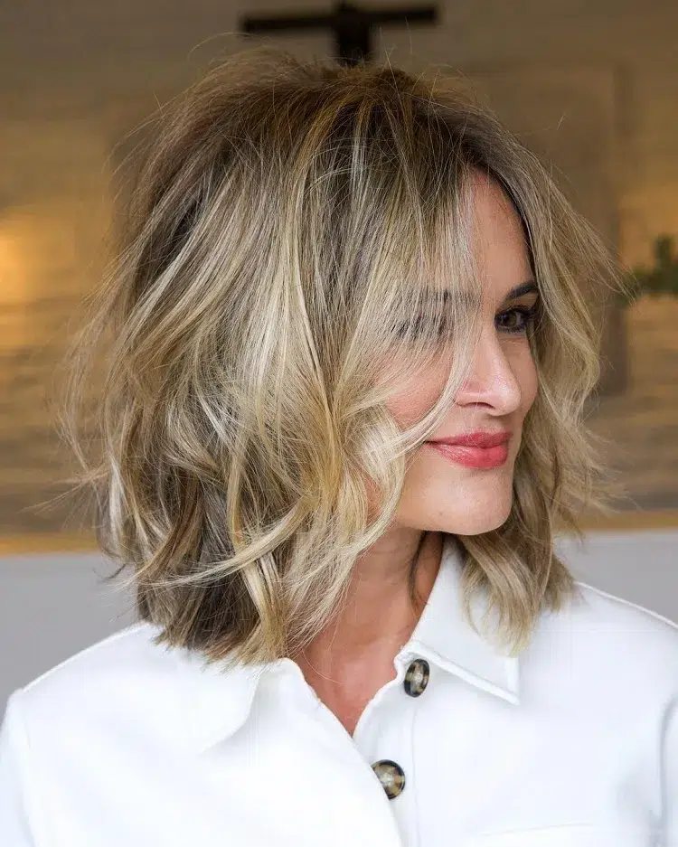 coupe au carré long wavy avec une frange niveau menton chin bangs pour se rajeunir femme 40 ans rentrée 2023