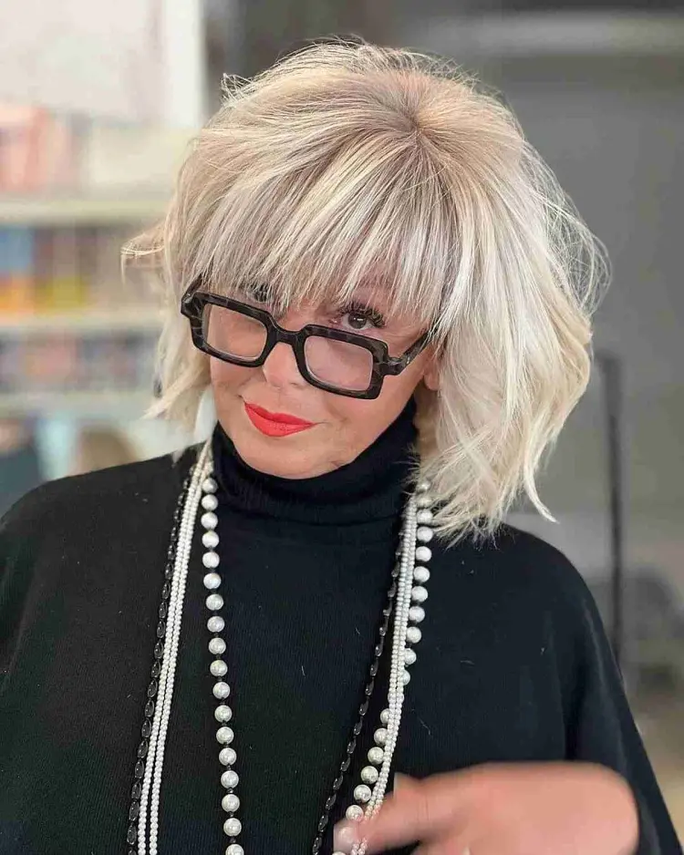 coupe carré au niveau du menton femme 80 ans tendance cheveux gris