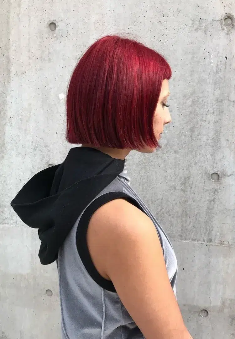 coupe courte femme avec frange carré roux french bob coloration rouge red velvet tendance coiffure automne hiver 2023