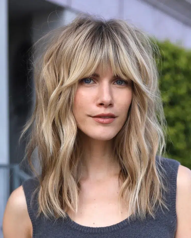 coupe de cheveux bardot avec une frange birkin bangs shag cut long femme tendance rentrée 2023 automne