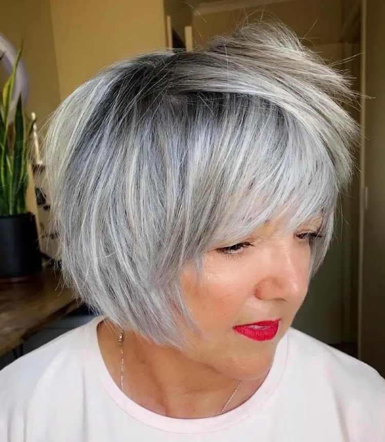 coupe de cheveux femme 60 ans avec frange automne 2023 carré cheveux gris