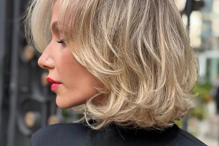 Coupe de cheveux femme dégradé effilé mi-court : La tendance capillaire