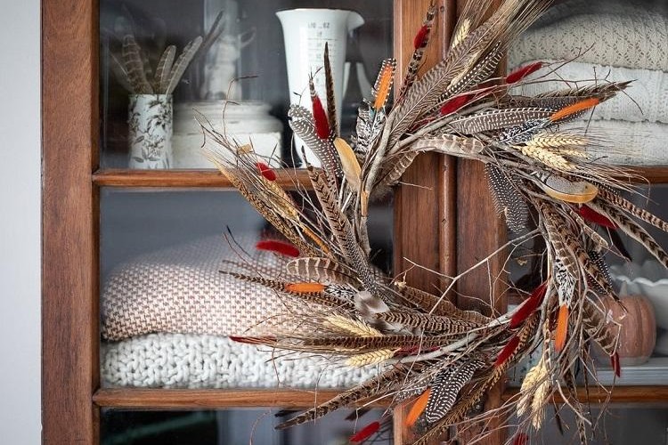 déco avec plumes automne à fabriquer couronne porte épis