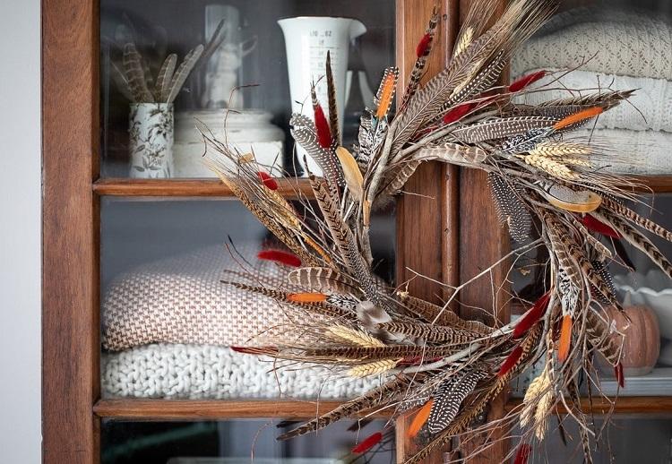 déco avec plumes automne à fabriquer couronne porte épis