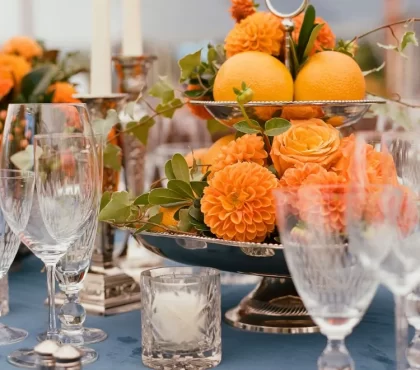 déco centre de table automne à faire soi meme dahlias oranges présentoir gateaux