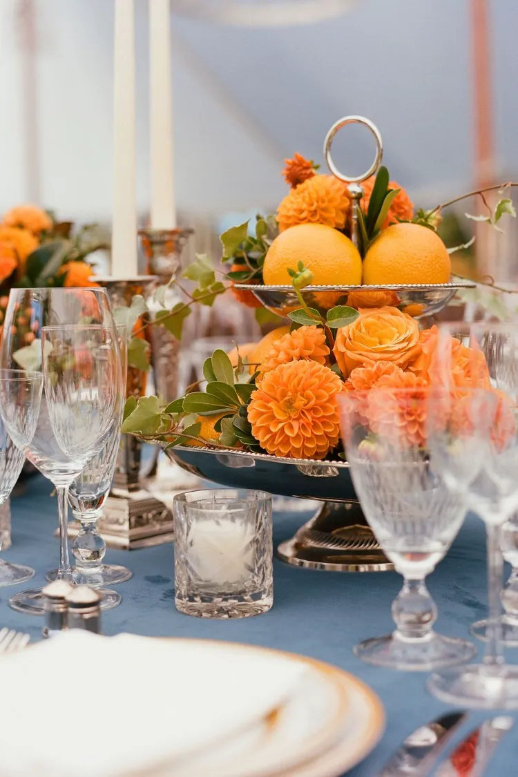 déco centre de table automne à faire soi meme dahlias oranges présentoir gateaux