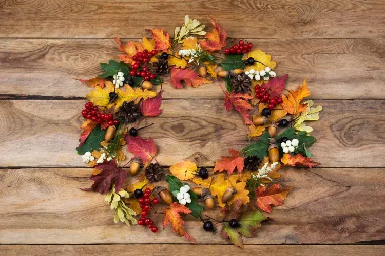 décoration d’automne pas chère bricoler couronne feuilles brindilles cynorrhodons