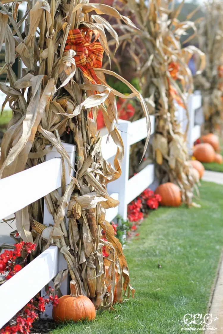 décorer la palissade en automne avec des matériaux naturels