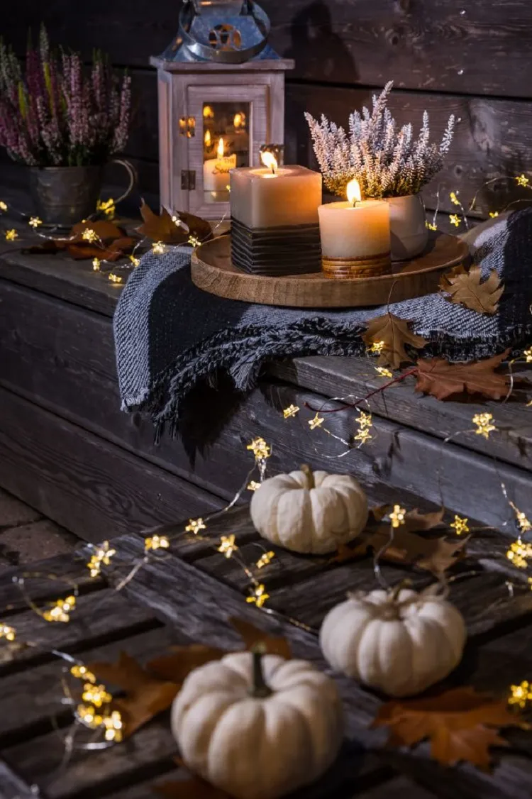 décorer la terrasse en automne luminaires guirlandes lumineuses