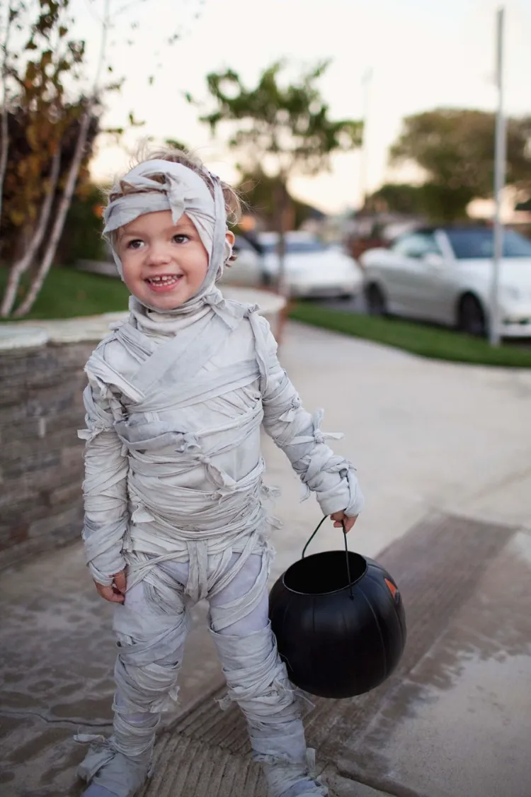 déguisement halloween enfant facile pour garcon costume momie chiffons