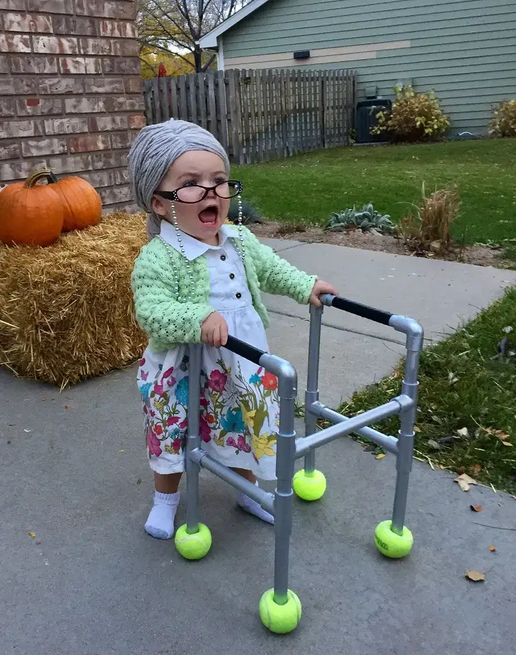 déguisement halloween fillette bébé costume mamie grand mère vieille femme marcheur déambulateur