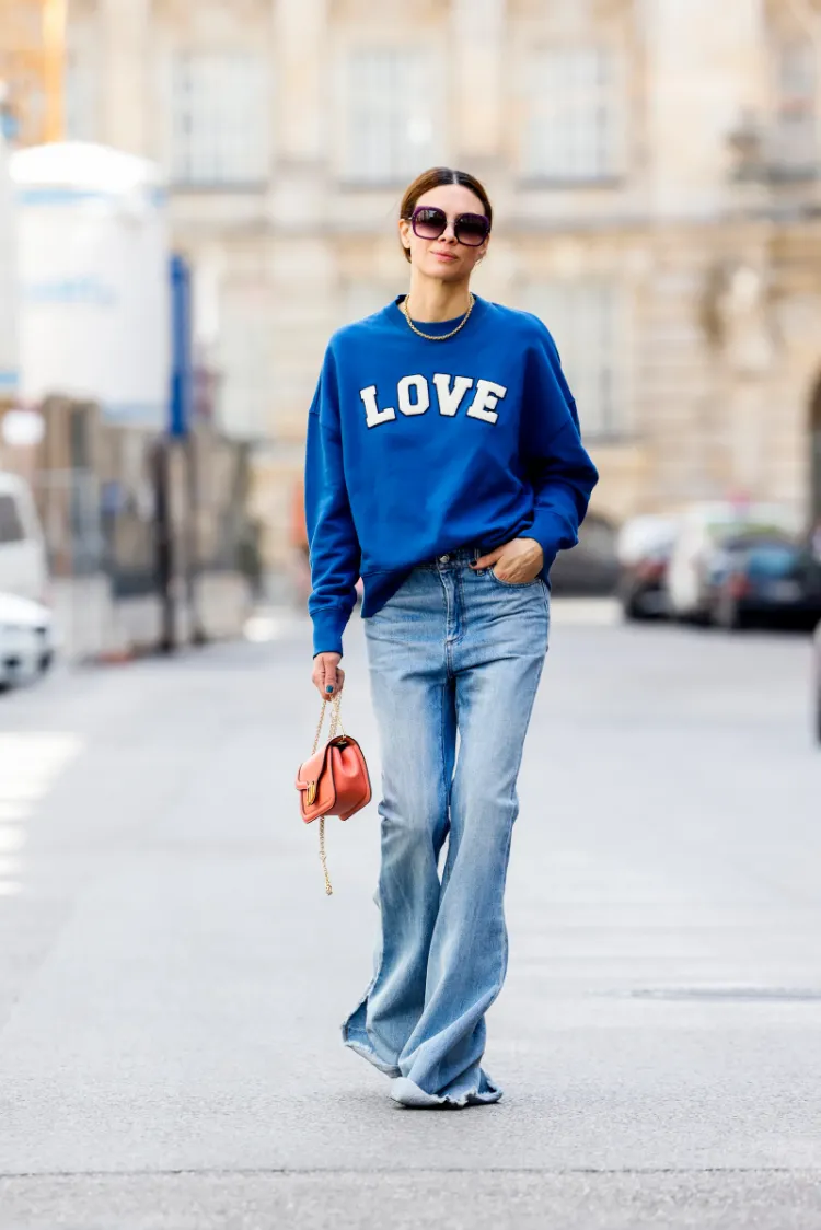flare jean tendance automne 2023 mode femme look tenue moderne rentrée modèle pantalon denim