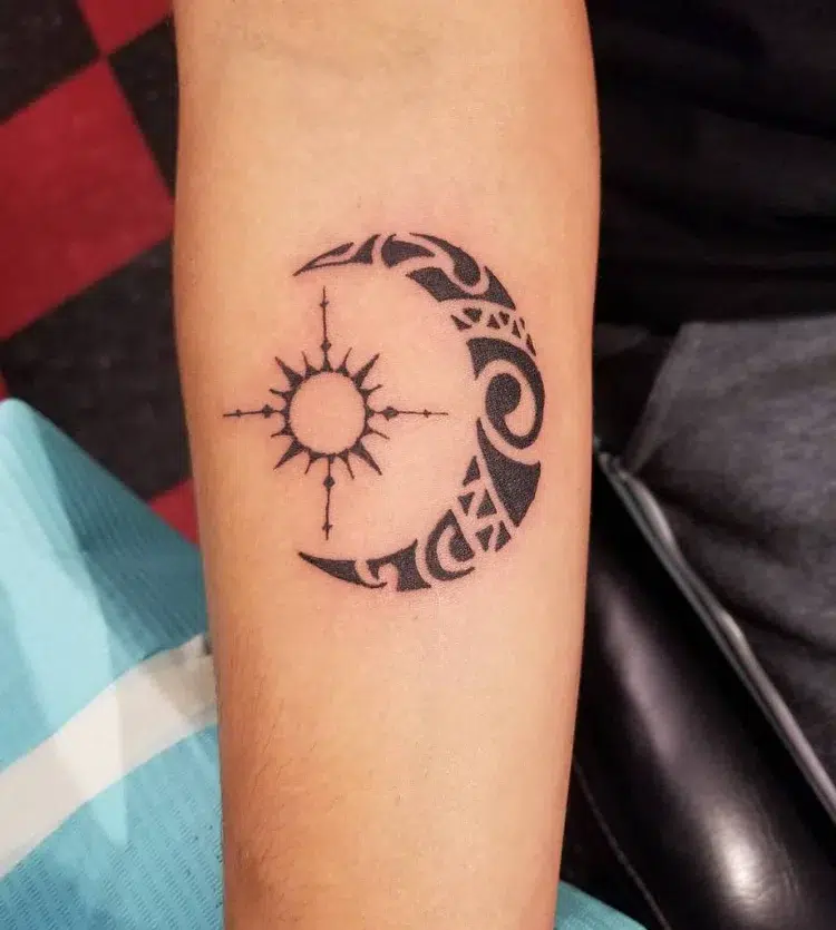 idée de petit tattoo discret avant bras inspiré motifs tatouage tribal simple