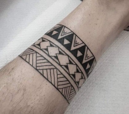idée de tatouage tribal simple infini bras motifs dents de requin fer de lance