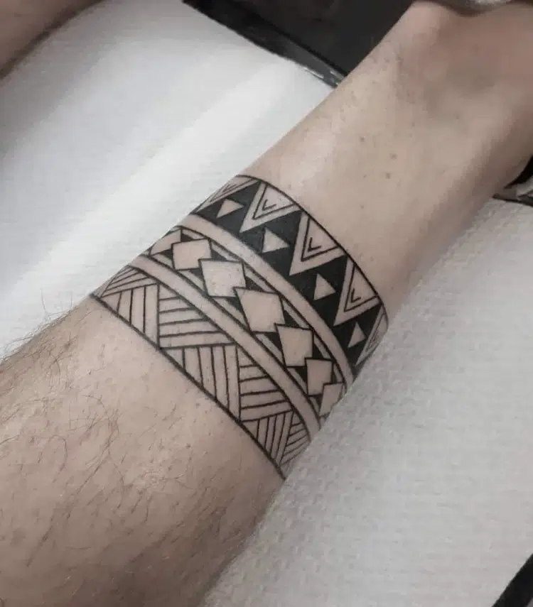 idée de tatouage tribal simple infini bras motifs dents de requin fer de lance