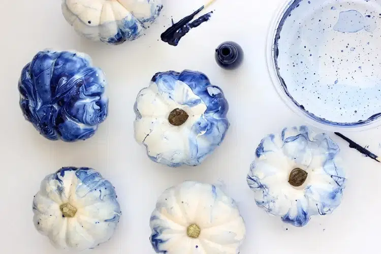 idée décoration automne facile à faire citrouilles marbrées bleu indigo