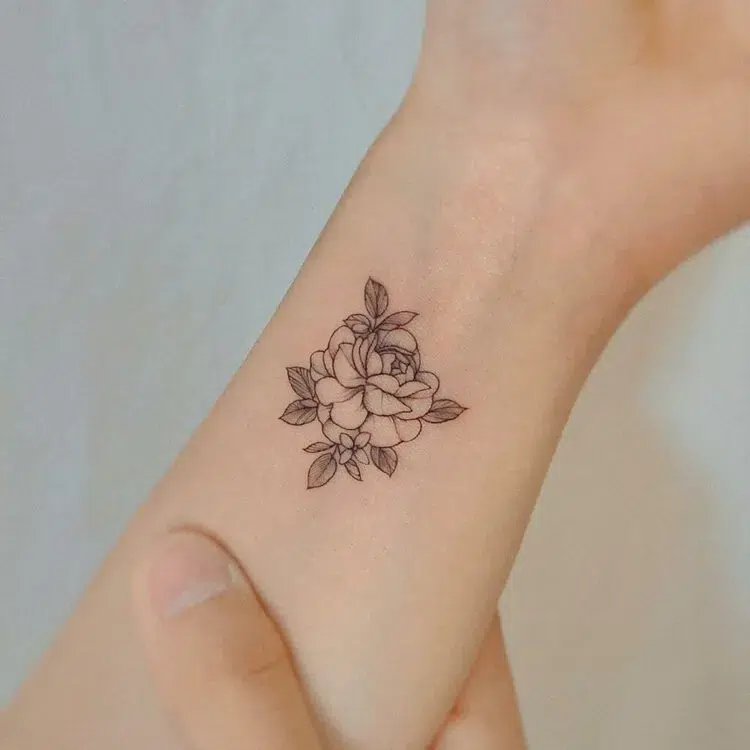 idée tatouage femme 50 ans petit tatouage discret sur le poignet tattoo rose
