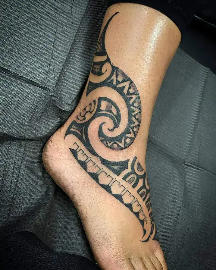 idée tatouage tribal simple pied hameçon motifs répétitifs variés