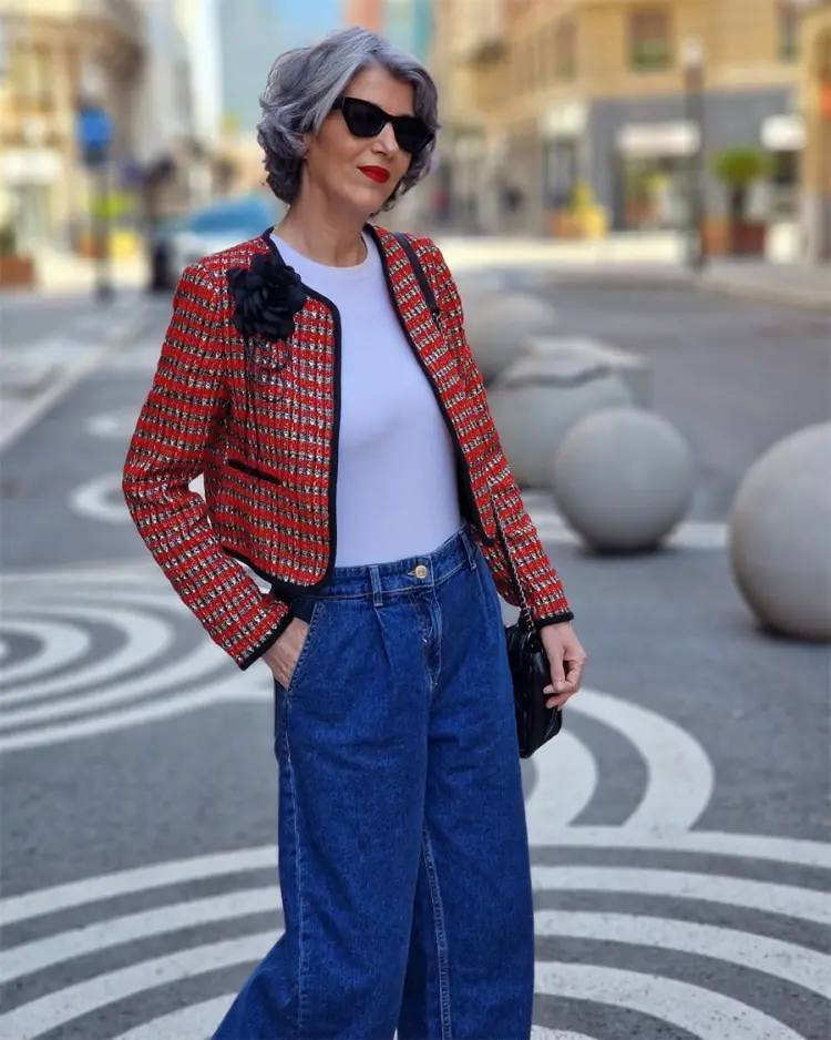 idée tenue femme moderne 65 ans et plus blazer et jeans