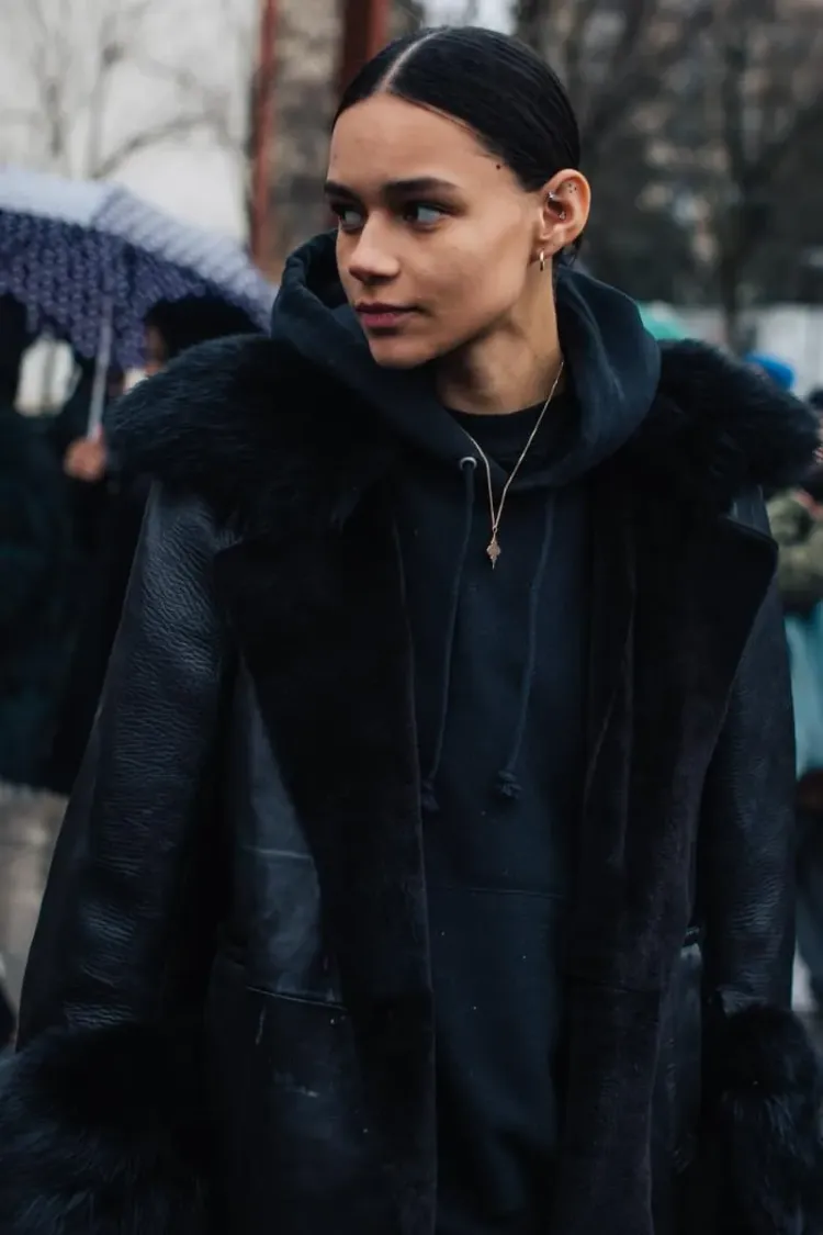 idée tenue hoodie noir femme sweat à capuche tendance automne 2023