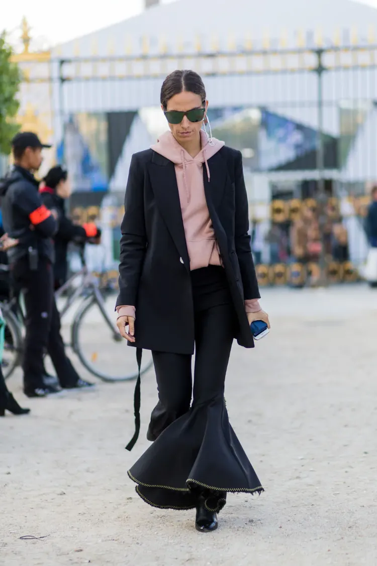 idée tenue stylée blazer oversize noir avec pantalon flare hoodie femme rose