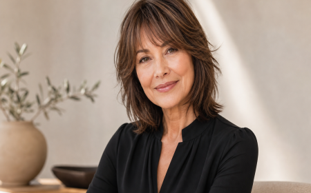 Coupe de cheveux mi-long dégradé effilé avec frange pour femme de 60 ans et plus, style élégant