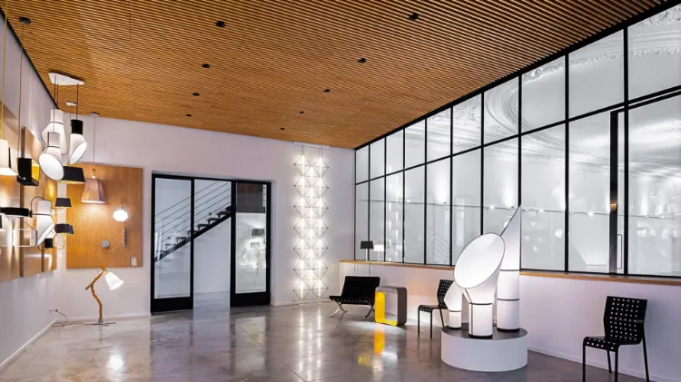 intérieur chic et moderne avec plafond en bois 2023