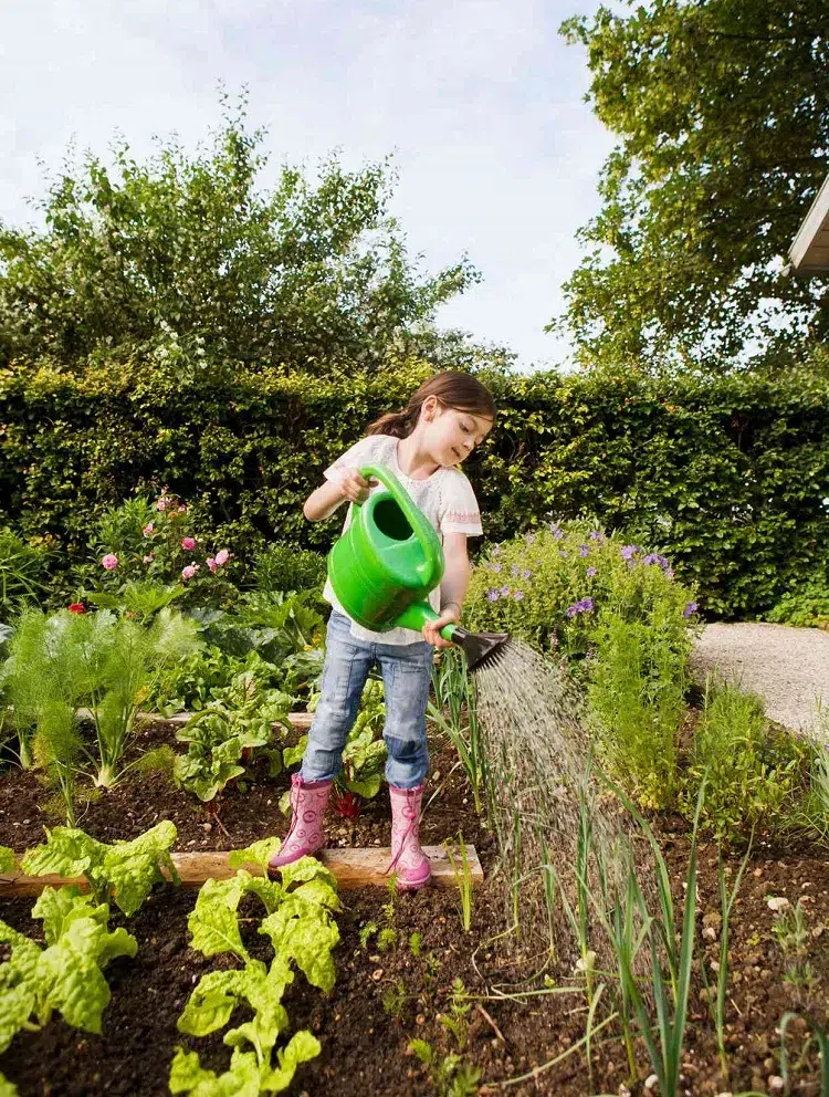 jardiner en famille pour apprendre sensibiliser les enfants à prendre soin de la nature