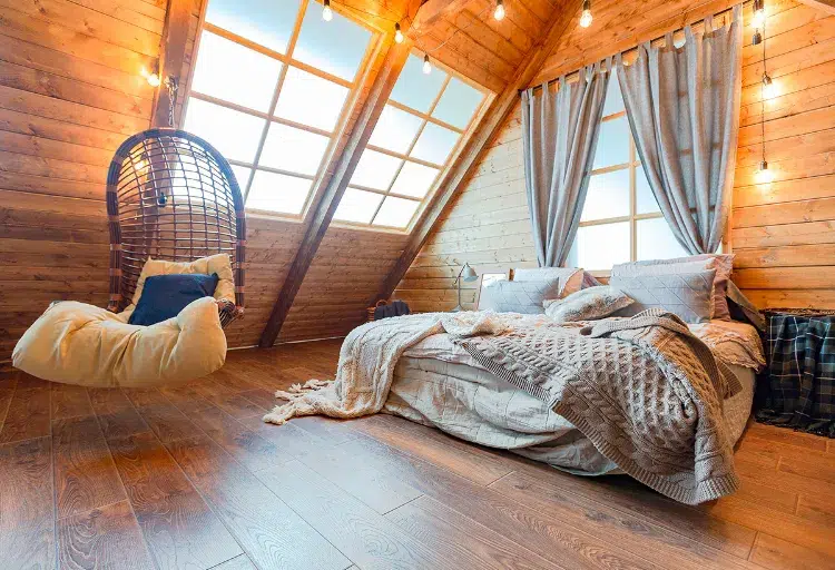 magnifique plafond en bois dans chambre à coucher