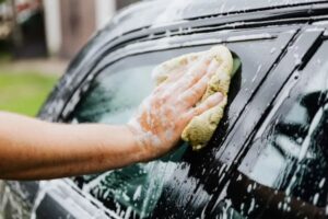 nettoyer la voiture avec du vinaigre blanc