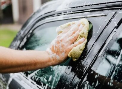 nettoyer la voiture avec du vinaigre blanc